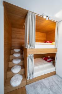 克拉尼斯卡戈拉Bor in Bor Luxury Apartment with sauna & garden - Kranjska Gora的客房设有2张双层床和白色枕头。