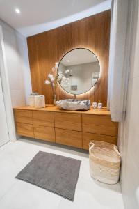 克拉尼斯卡戈拉Bor in Bor Luxury Apartment with sauna & garden - Kranjska Gora的一间带水槽和镜子的浴室