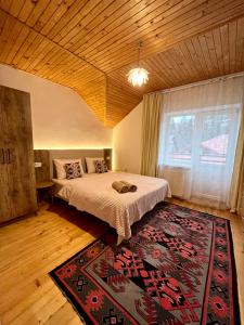 斯拉夫西克Ніч над Карпатами的卧室配有一张床,地板上铺有地毯