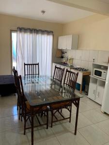 因比图巴Apartamento itapirubá的厨房里配有餐桌和椅子
