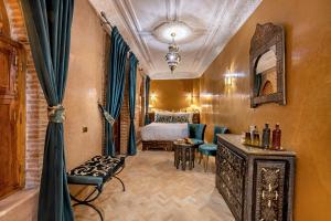马拉喀什Maïpa Boutique Riad的酒店客房,配有床和镜子
