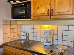 欧特吕斯Appartement Hauteluce, 2 pièces, 6 personnes - FR-1-293-95的厨房柜台设有水槽和搅拌机