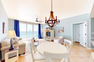 德斯坦Majestic Sun 1111A Miramar Beach (Condo)的客厅配有沙发和桌子
