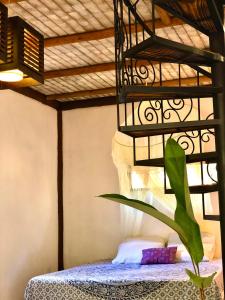 阿拉亚尔达茹达Gaia Eco Glamping - Instituto Almas Livres的一间设有床、灯和植物的房间