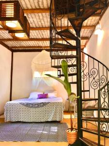 阿拉亚尔达茹达Gaia Eco Glamping - Instituto Almas Livres的一间卧室设有一张床和一个螺旋楼梯