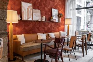 尚贝里机密小酒店的一间带沙发和桌椅的餐厅