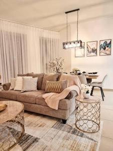 迪拜Spectacular Downtown Apartment T1-34的客厅配有沙发和桌子