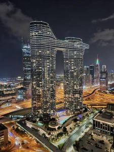 迪拜Spectacular Downtown Apartment T1-34的享有大城市的夜景