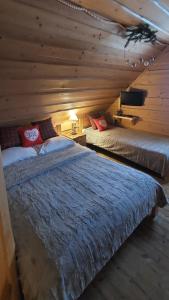 伊斯泰布纳Staro Chałpa的小木屋内一间卧室,配有两张床