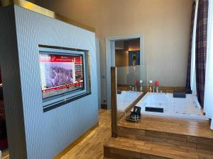 Bof Hotels Uludağ Ski&Luxury Resort All Inclusive的电视和/或娱乐中心