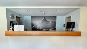 采尔马特采尔马特青年旅舍的墙上挂着山的照片的房间
