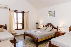 维拉卡洛斯帕兹del Buen Ayre的一间卧室设有两张床和窗户。