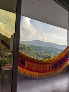 米卡El Refugio Minca的美景阳台的彩色吊床