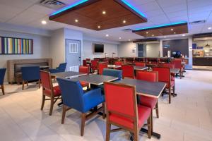 阿布西肯阿布西康-大西洋城地区智选假日酒店的用餐室配有桌椅