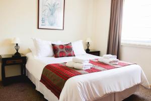 维纳德马Hotel Rondó的酒店客房,配有带毛巾的床