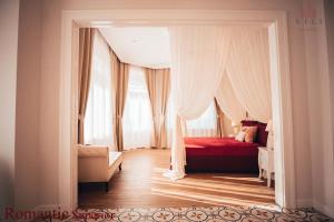 奥拉迪亚Vili Apartments的一间卧室设有红色的床和窗户。