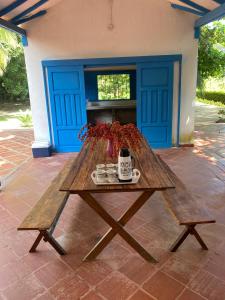 帕洛米诺Finca del Rio Palomino的一张带咖啡杯的木餐桌