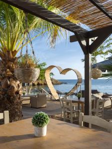佩弗卡里卡帕西海滩酒店的一张桌子和椅子,享有海景