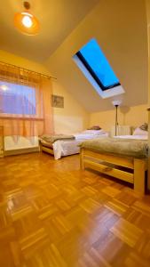 克拉科夫Dorothy的一间卧室设有两张床和天窗