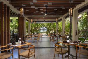 瓦都瓦Ayana Sea的一间设有木桌和椅子的餐厅