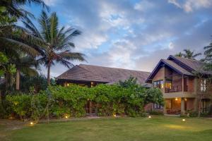 瓦都瓦Ayana Sea的前面有棕榈树的房子