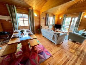 南塞尔尼Lake Pochard, Oak Lodge的客厅配有桌子和沙发