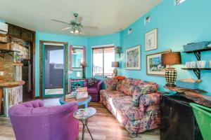 塞多纳Sedona Studio with Amazing View and On-Site Hiking!的客厅配有紫色家具和蓝色的墙壁