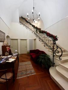 MiglionicoResidenza delle Grazie的客厅设有装饰着圣诞花的楼梯