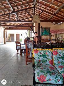 圣佩德罗-达阿尔德亚Pousada Sol de Verão的客房配有桌椅和枕头。