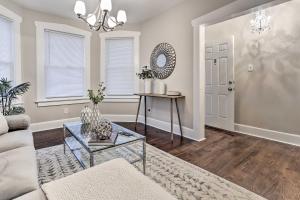 Newark Townhome Near Airport - Pet Friendly!的休息区