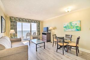 默特尔比奇Oceanfront Myrtle Beach Condo with Balcony!的客厅配有沙发和桌椅