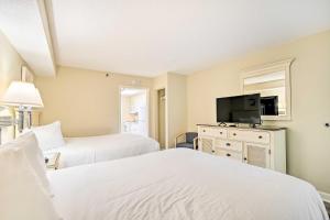 默特尔比奇Oceanfront Myrtle Beach Condo with Balcony!的一间卧室配有两张床和一台平面电视