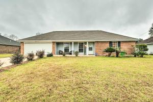 海泉市Ocean Springs Home with Sunroom about 5 Mi to Beach的前面有大院子的房子