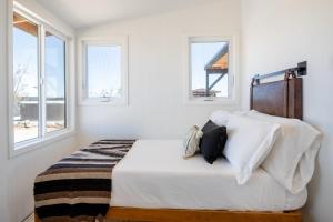 Sunfair HeightsViews, Hot Tub, Fire Pit, 3 Acres的一间卧室配有一张带白色床单和窗户的床。