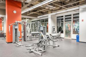 芝加哥Kasa South Loop Chicago的健身房设有数台跑步机和健身器材