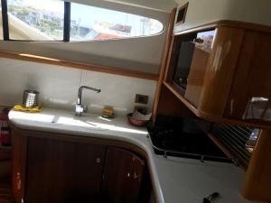 Ildıryatch for rent izmir cesme 3 camaras kiralik yat的厨房设有水槽和窗户。