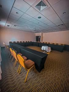 塔尔卡Ecohotel Talca的一间会议室,配有椅子和一张长桌