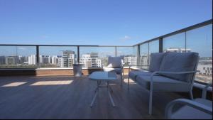Or YehudaLuxury Penthouse 5 Rooms的阳台配有沙发和屋顶桌子。