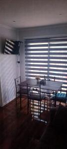 特木科Cabañas y Departamentos Las Palmas, Temuco Depto 4的一间带2张桌子和椅子的用餐室以及窗户。