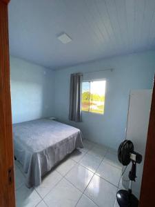 马沙蒂纽Cabanas do Ribeiro的一间卧室设有一张床和一个窗口
