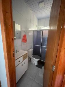 马沙蒂纽Cabanas do Ribeiro的一间带卫生间和水槽的浴室