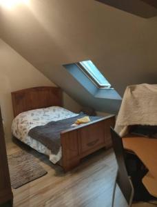 TréméreucChambre en campagne proche de la mer 1的阁楼卧室设有床和窗户。