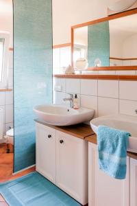布雷滕Charmante, großzügige Ferienwohnung Villa Fleurie的浴室设有2个水槽和镜子