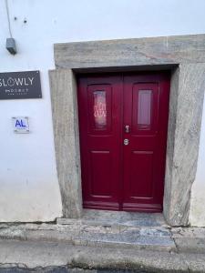 莫朗Slowly-Com Vagar的大楼一侧的红色门