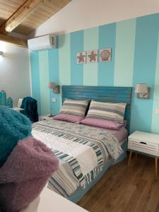 卡布拉斯Torremana的一间卧室设有一张床和蓝色的墙壁