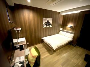 埼玉市hotel mio omiya - Vacation STAY 64001v的小房间,配有床和显微镜