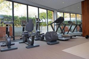 格但斯克Luxus Apartament Rodzinny z sauną i siłownią的健身房,配有一系列健身自行车和跑步机