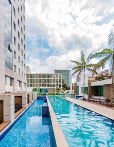 巴西利亚Flat Jade Hotel Brasília的一座建筑物中央的游泳池
