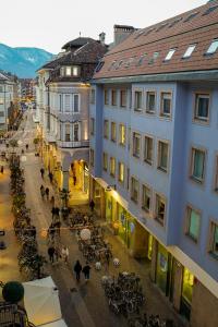 博尔扎诺Your Stay in Bolzano的城市街道上方的建筑景观