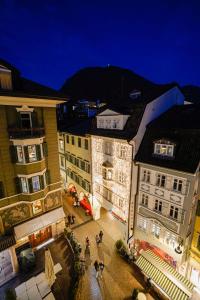 博尔扎诺Your Stay in Bolzano的城市的顶部景色,晚上有建筑